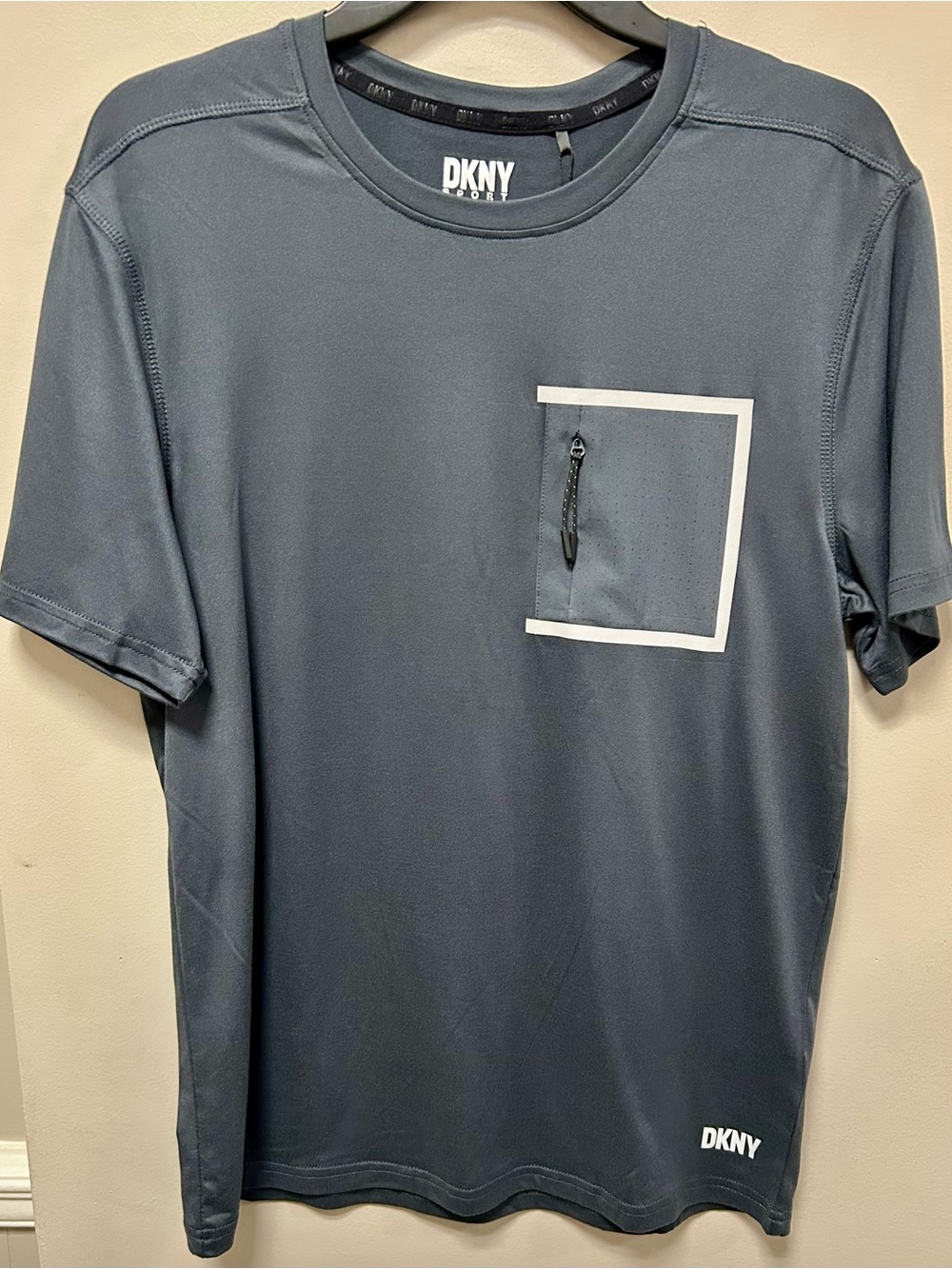 DKNY Men’s Crew Neck Short Sleeve Shirt in Charcoal Sz S NWT